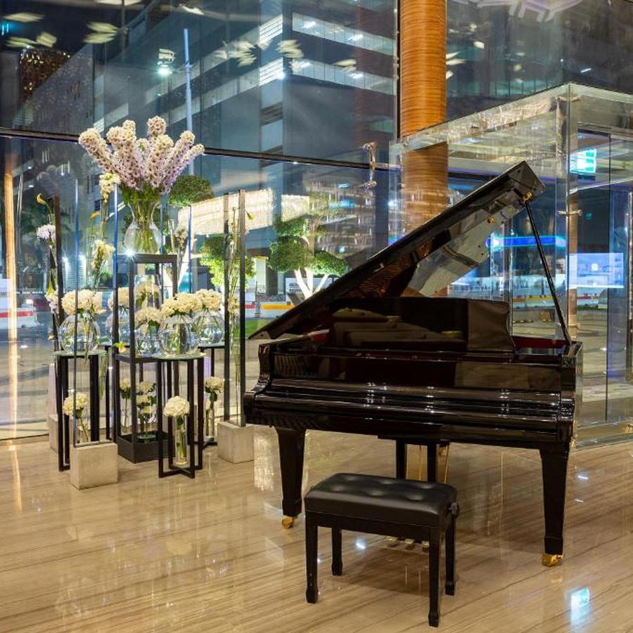 The Bentley Luxury Hotel & Suites Doha Luaran gambar Piano in the lobby