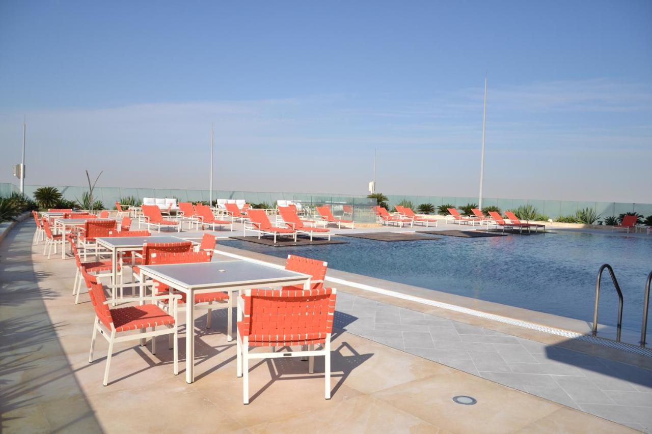 The Bentley Luxury Hotel & Suites Doha Luaran gambar The pool at the Marina Bay Sands