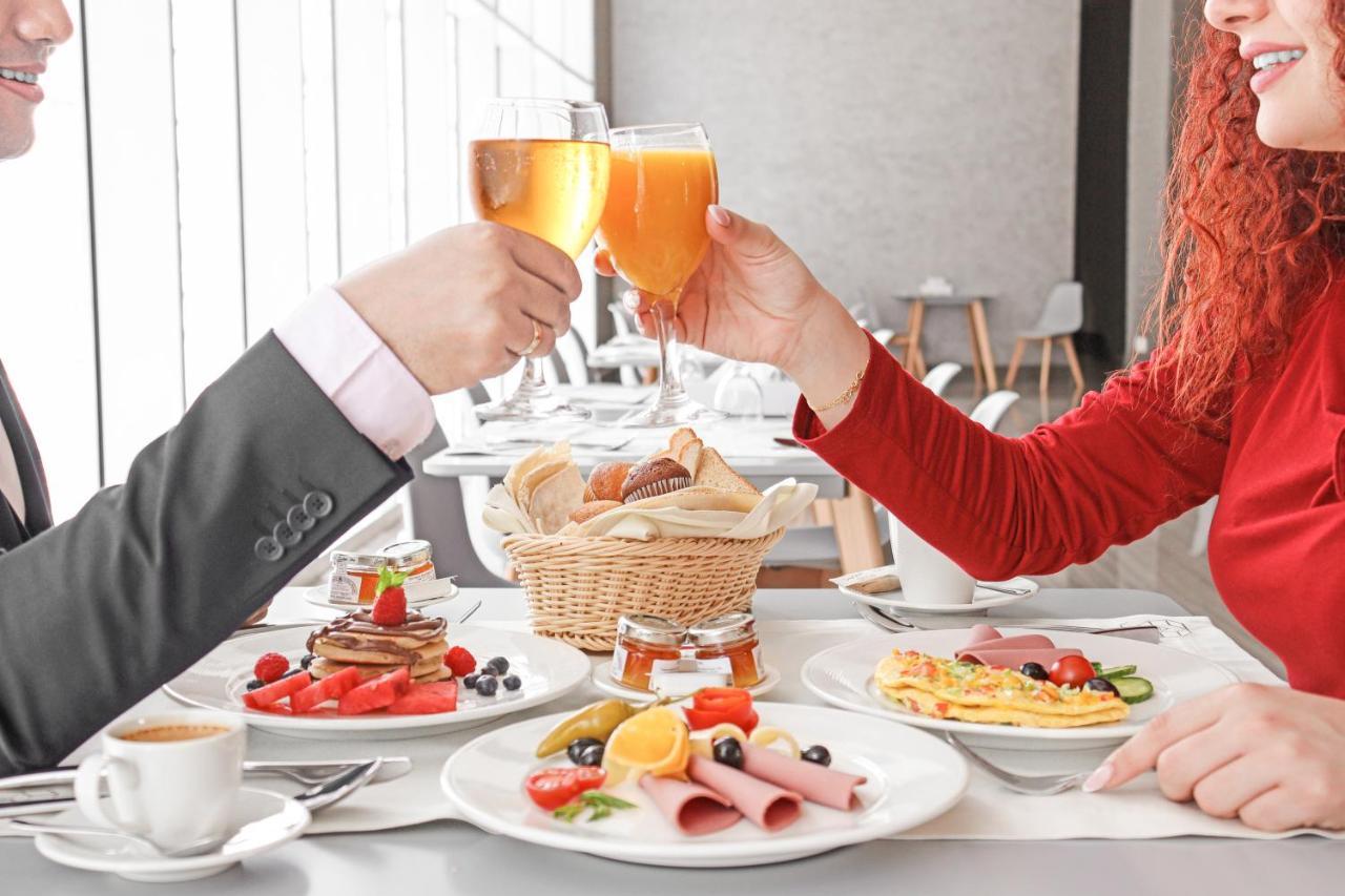 The Bentley Luxury Hotel & Suites Doha Luaran gambar A couple toasting with beer