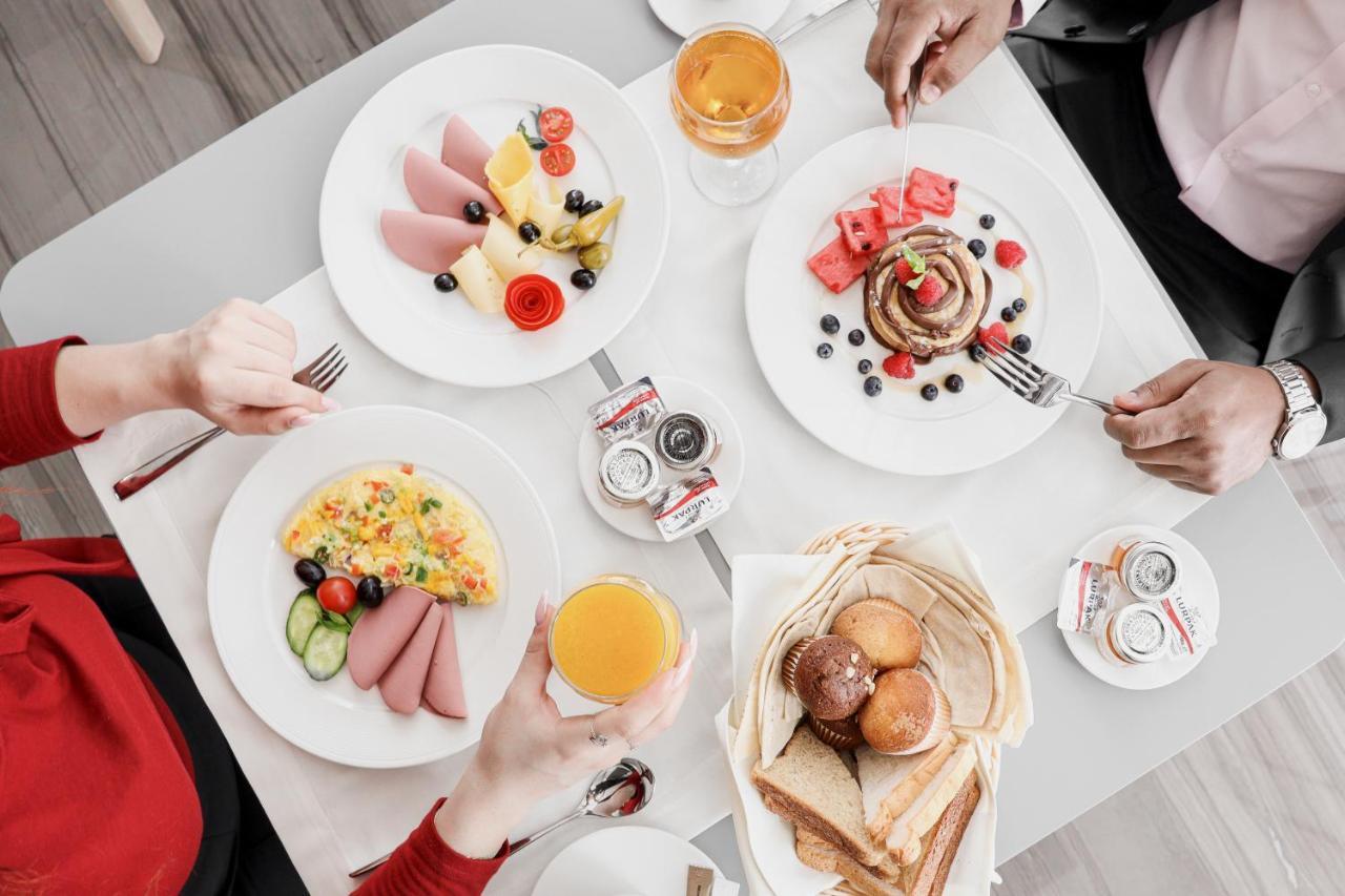 The Bentley Luxury Hotel & Suites Doha Luaran gambar A breakfast at the hotel