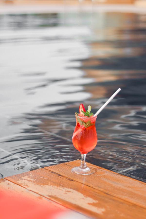 The Bentley Luxury Hotel & Suites Doha Luaran gambar A strawberry daiquiri