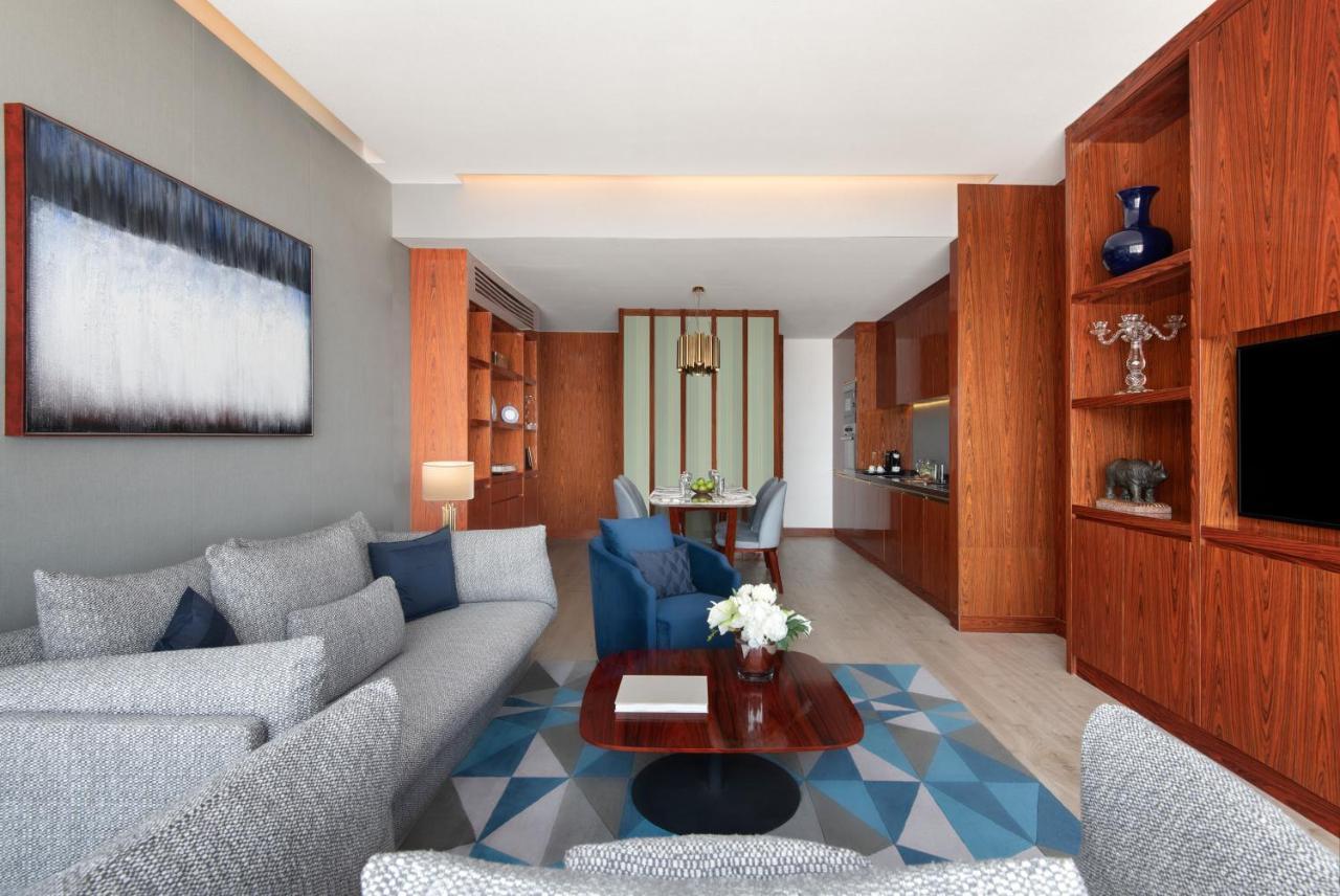 The Bentley Luxury Hotel & Suites Doha Luaran gambar A suite at the hotel