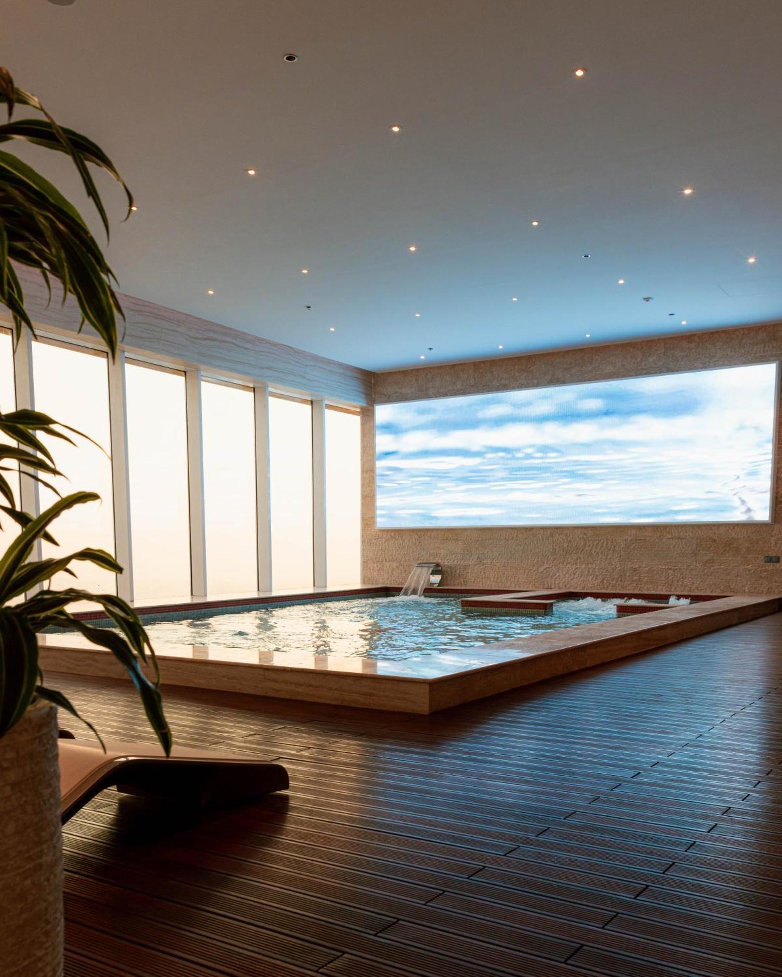 The Bentley Luxury Hotel & Suites Doha Luaran gambar A swimming pool with a translucent ceiling