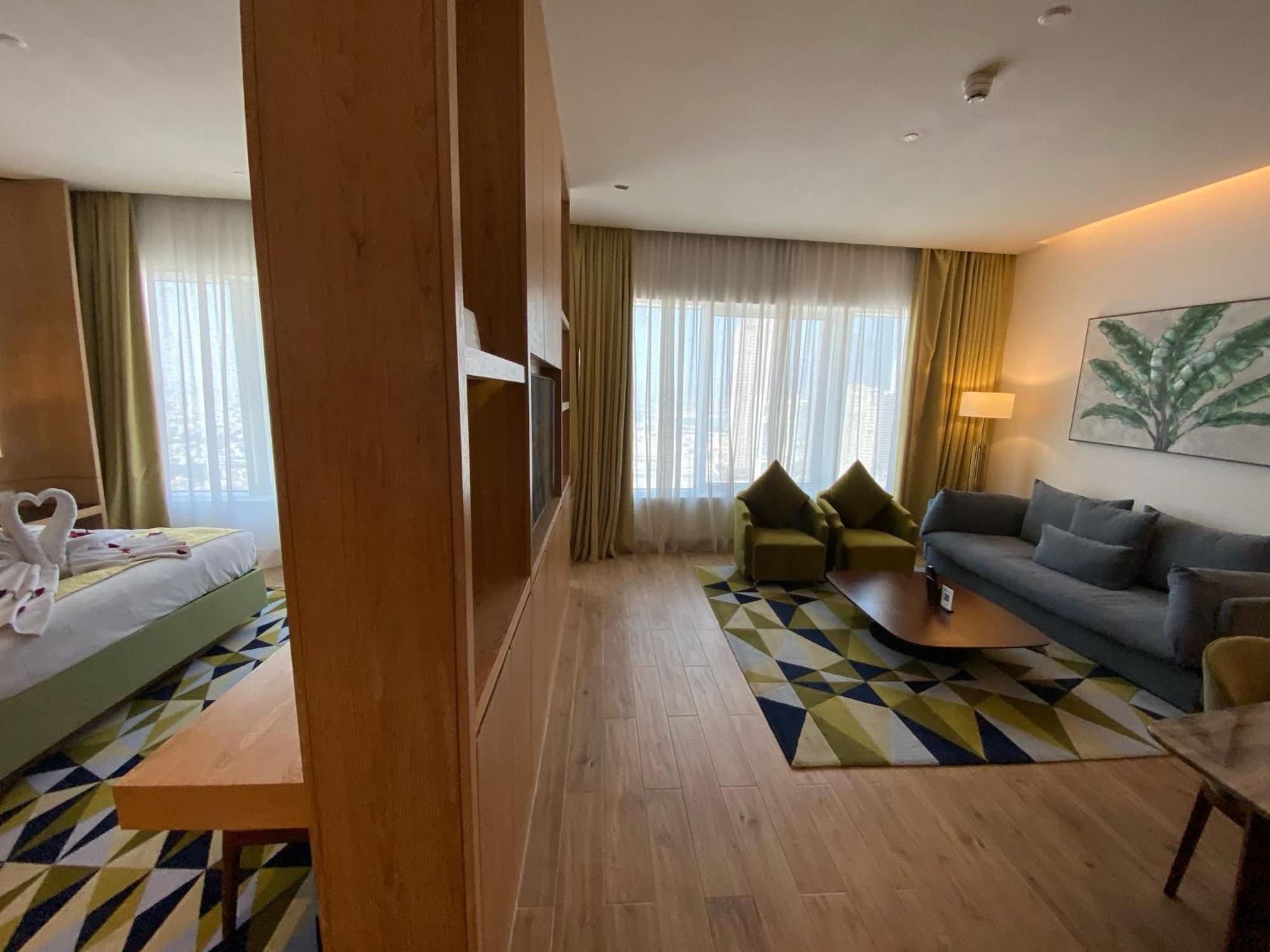 The Bentley Luxury Hotel & Suites Doha Luaran gambar A suite at the hotel
