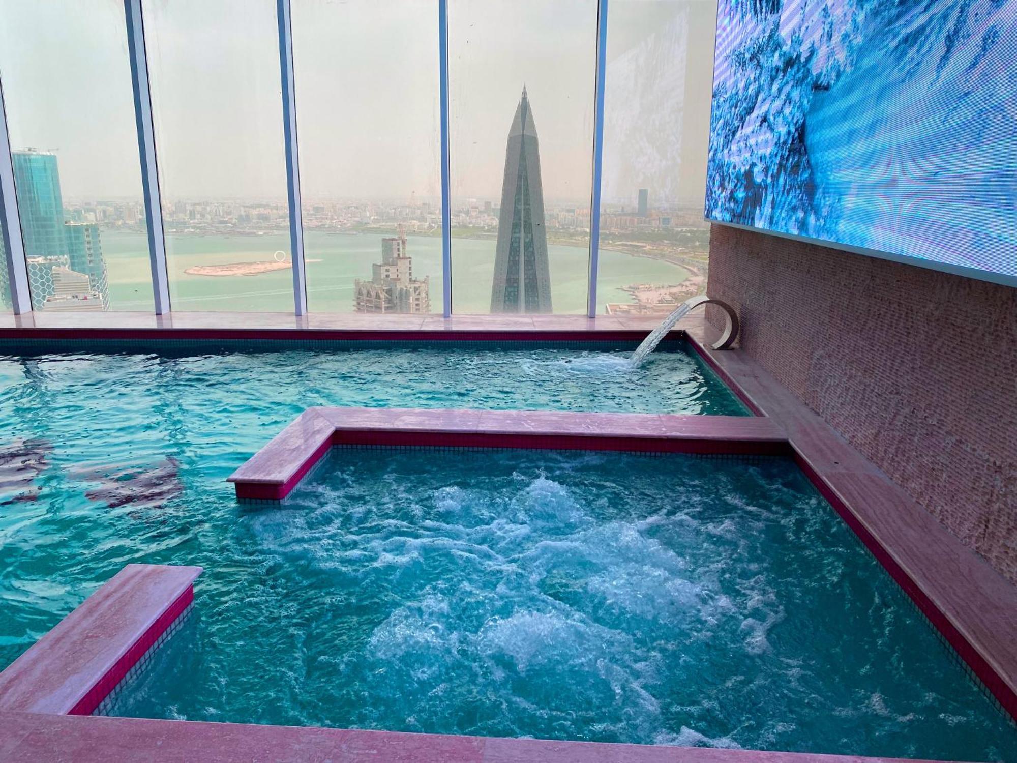 The Bentley Luxury Hotel & Suites Doha Luaran gambar The swimming pool at the Ritz-Carlton, Riyadh