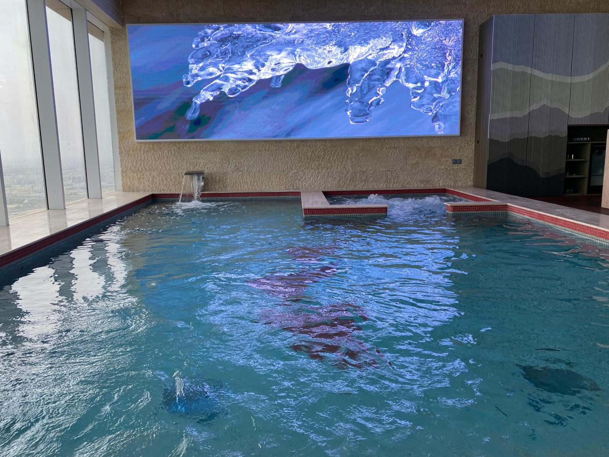 The Bentley Luxury Hotel & Suites Doha Luaran gambar The indoor pool